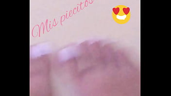 Preview 3 of Milf Mom Vs Boy Hot - MIS PIES BELLOS,  PARA QUE LOS LLENEN DE BESITOS