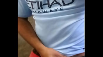 Preview 2 of Bigg Bomb Xxx Hd - Punheta rapida com a camisa do City
