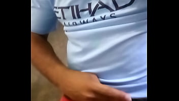 Preview 4 of Bigg Bomb Xxx Hd - Punheta rapida com a camisa do City