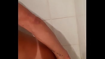 Preview 1 of Gay Pollados - Se sodomiser comme une petite pute dans la douche