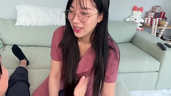 Preview 2 of Xxx Sil Paek Vidoe 4k Video - Estudiante de medicina de AMAF Elle Lee le devuelve el favor a su tutor