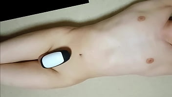Preview 4 of Teen Boy Big Girle - パイパン男子がオナリズムローターにイかされて射精するエロ動画