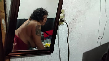 Preview 2 of Brother And Sistar Sexy Video - un rapidin con la de la limpieza frente al espejo