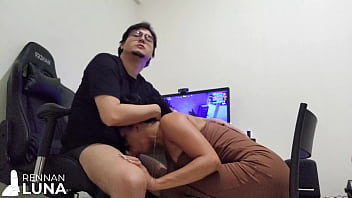 Preview 2 of Arini Pukr - Novinha Safada Atrapalhando a GamePlay Sentando no Pauz&atilde_o do Nerd! Foi Mal Goku. Toma Gala Sua Puta!