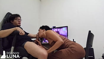 Preview 1 of Arini Pukr - Novinha Safada Atrapalhando a GamePlay Sentando no Pauz&atilde_o do Nerd! Foi Mal Goku. Toma Gala Sua Puta!