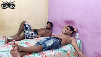 Preview 1 of K Smalls Porn - EU E MEU AMIGO LEO OGRO CHAMAMOS A NOVA EMPREGADA PARA UM DP GOSTOSO NA CAMA COM A NOVINHA