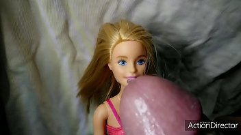 Preview 2 of Pask Rogo - Aplicaci&oacute_n de capa de precum sobre cara de barbie