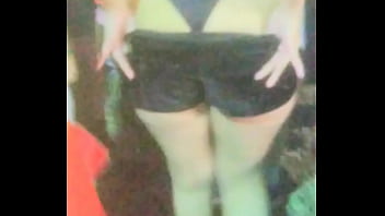 Preview 3 of Daddy And Dauthder - novinha mostrando a bunda durante festa
