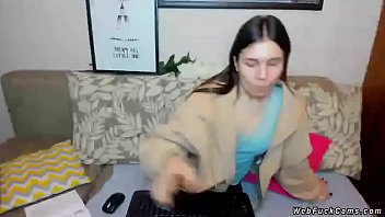 Preview 1 of Mendesah Keras Kesakitan - Brunette amateur teen on her webcam