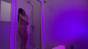 Preview 3 of Tall Indian Girls - En la ducha se hace una paja