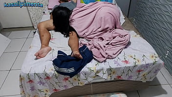 Preview 4 of Policeman You - milf teve que dividir a cama com dotado devido reforma de sua casa!