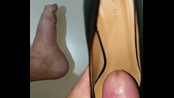 Preview 1 of 2motherporn - Peguei o Scarpin da prima mais uma vez e enchi de leite!!! Muito tes&atilde_o!!!