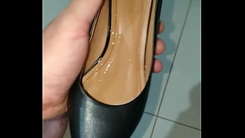 Preview 4 of 2motherporn - Peguei o Scarpin da prima mais uma vez e enchi de leite!!! Muito tes&atilde_o!!!