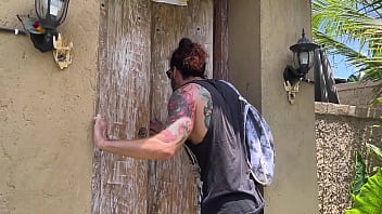 Preview 2 of Moglie Pompino Ingoio - Sneaking into My Neighbor&#039_s Backyard for a Blowjob