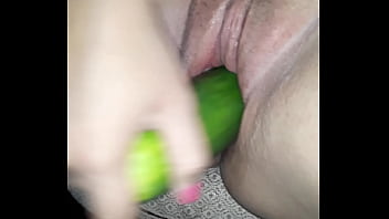 Preview 4 of Water Leak Pussy Fuck - A mi esposa siempre le gustan los pepinos