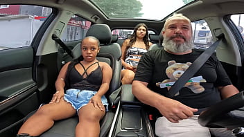 Preview 1 of Bus Japan Xnxx Com - An&acirc_zinha do Mau peladinha no carro e aprontando pelas ruas de S&atilde_o Paulo