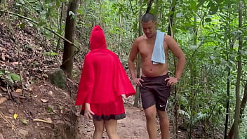 Preview 1 of Henna Girl Fuck - Chico campesino se encuentra en el medio del bosque una caperucita roja muy traviesa,  a cambio de llevarla a su caba&ntilde_a le da una rica follada hasta correrse en su culo HL