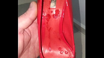 Preview 3 of Odeaxes Vedeo - Usando scarpin e dando uma super gozada no Peep toe Schutz vermelho da namorada