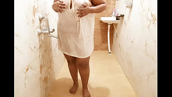 Preview 1 of Bangla Tyy - Cold water bath of milf