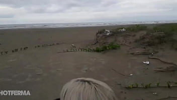 Preview 4 of Prostat Husband - Loirinha safada faz sexo em p&uacute_blico na praia