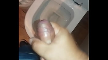 Preview 3 of Sune Elone - Batendo uma no banheiro