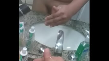 Preview 4 of Sunn - Gordinho gozando cheio de tes&atilde_o pelos f&atilde_s