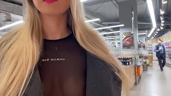 Preview 1 of Videos De Josue - Without underwear. Showing breasts in public at the supermarket