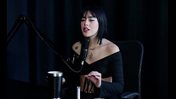 Preview 1 of Mom Toilet Potty - Teve uma rela&ccedil_&atilde_o conturbada com seu ex namorado,  gosta de um suggar daddy,  pediram que ela defecasse,  e as perguntas... - Ariane Kimiko (SHEER/RED)