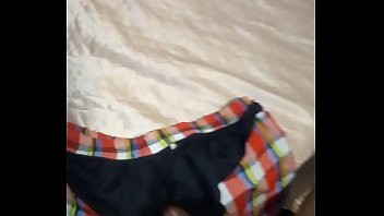 Preview 4 of Caught Sucking Boyfriend - Masturbandome con la ropa interior de alguien