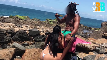 Preview 2 of Big Beli Girl - Corno me ligou enquanto eu fodia sua esposinha na praia e ele assistiu por v&iacute_deo chamada . Hotwife fudendo com neg&atilde_o dotado realizador baiano em p&uacute_blico e o Cuckold assistindo de longe . amador
