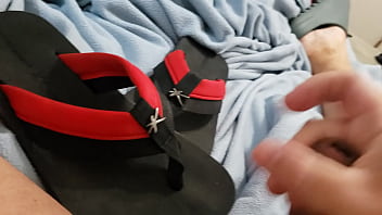 Preview 4 of Arabi Katar Xxx Videos - Chinelo vermelho com leite