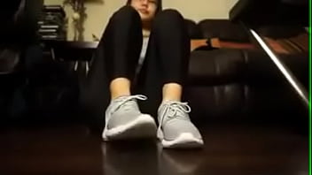 Preview 1 of Www Xvedio Hindi Com - Chica asi&aacute_tica se quita los tenis y los calcetines
