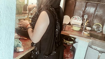 Preview 1 of Porn Video Malay - खाना बना रही मुस्लिम भाभी की घोड़ी बनाके गांड चुदाई रियल हिंदी ऑडियो