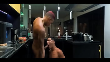 Preview 1 of Gia Ass Facesittong - CHUPANDO O CHINA BAGD&Aacute_  NA COZINHA DA MANS&Atilde_O HOT