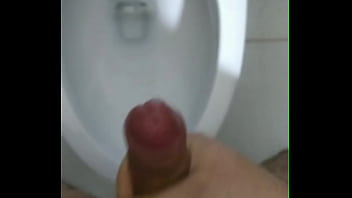 Preview 2 of Exchange Cuple - Gordinho pau pequeno gozando no banheiro do clube