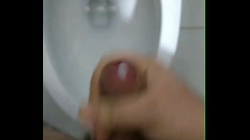 Preview 1 of Exchange Cuple - Gordinho pau pequeno gozando no banheiro do clube