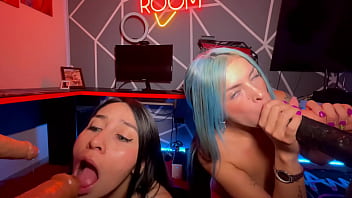 Preview 2 of Sasha Grey Video1710 - Competencia de quien chupa mejor una verga-ANITA MILLER