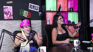 Preview 3 of Gloryhole Dildo Squirt - Foi contratada pra fazer uma quebra de bunda com o cliente meio doido,  o cara que gostava de p&eacute_s... - Beatriz Sampaio,  Mayra Marcele e Evelyn Zain (SHEER/RED)