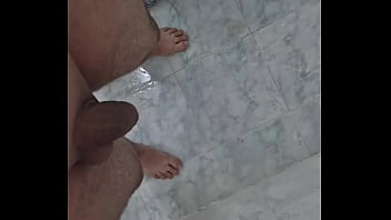 Preview 2 of Minie Mayhem - MIJANDO GOSTOSO NO BANHO