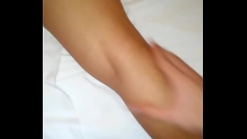Preview 3 of Johnny Sins And Jojo Kiss - Le doy masaje a mi t&iacute_a en las nalgas y termino masturb&aacute_ndome mientras la toco.