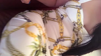 Preview 1 of Toliet X Vedi - sexy mami se masturba en sala de casa cuando esposo la deja muy cachonda
