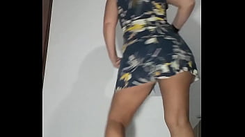 Preview 1 of Trki Is - Vadia safada dan&ccedil_ando de vestidinho estampado e calcinha amarela socada na minha bunda grande se masturbando gostoso com meu consolo na bucetinha melada