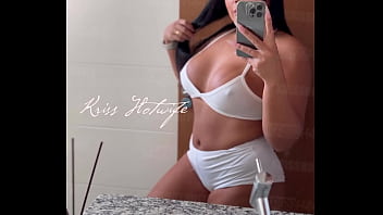 Preview 1 of Fist Ruined - Kriss Hotwife - no espelho do banheiro