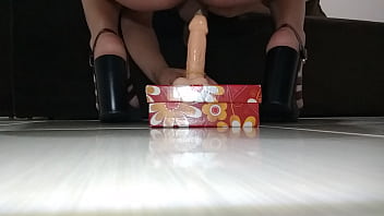 Preview 4 of Black Mane Porn - Cdzinha de Salto Alto sentando no consolo