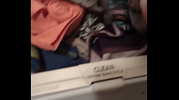 Preview 2 of Sucking Her Pussy Bf - Buscando las tangas en la secadora