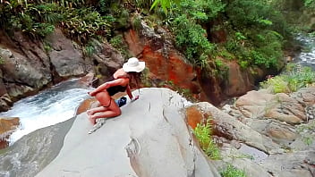 Preview 2 of Ibu Tiri Jafanese - Desnuda y caliente en el r&iacute_o. A falta de un hombre