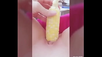 Preview 2 of Somon - Mujer caliente se mete una mazorca