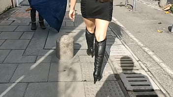 Preview 1 of Gays Sex Gays Porn - Esposa Puta Infiel Caminando Por La Ciudad Con Su Amante Exhibiendo Su Culo Y Su Vagina Mientras Su Esposo Trabaja