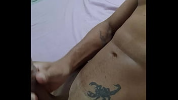 Preview 4 of Usa Bww - Batendo uma pinheta antes de dormir