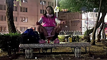 Preview 3 of Arab Hejabsex - Se mete un dildo en pleno parque y llega la POLICIA,  no s&eacute_ si me vier&oacute_n